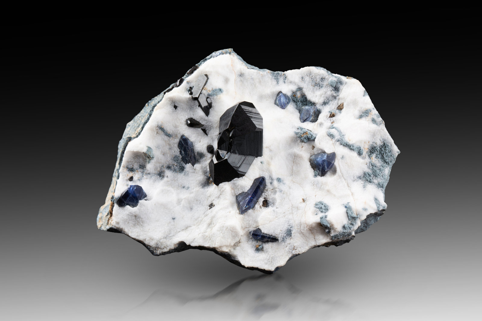Neptunita [Neptunite] (maclada) con Benitoíta [Benitoite] en Natrolita [Natrolite]
8.5 x 6.5 x 3 cm / cristal principal: 2.4 cm
(Autor: Museo MIM)