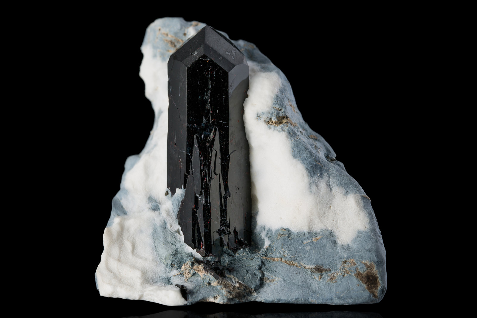 Neptunita con Natrolita
5 x 4 x 5 cm / cristal principal: 4.1 cm
(Autor: Museo MIM)