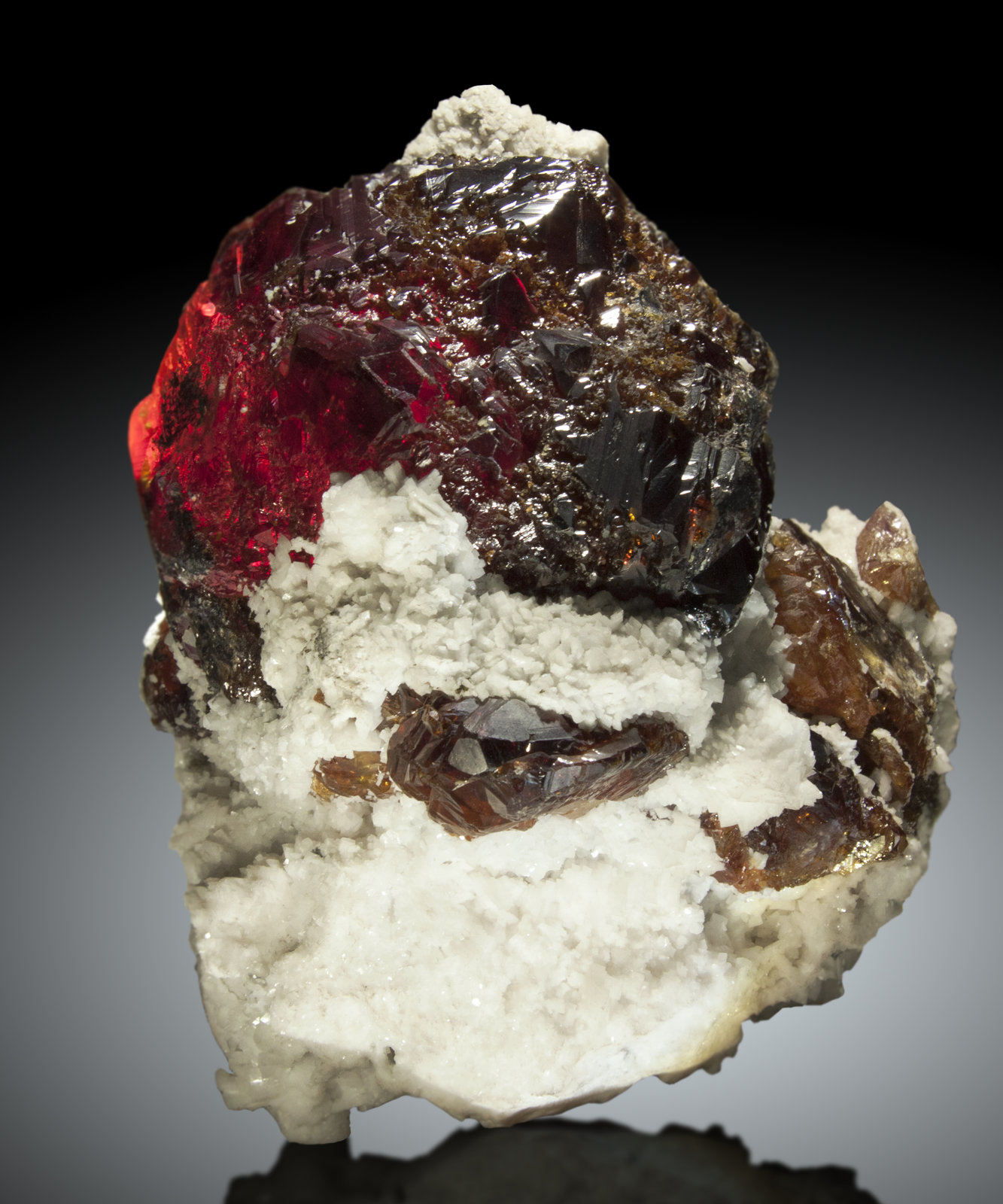 Esfalerita, Dolomita
17.5 x 13cm, cristal de 12cm de dimensión mayor
(Autor: Raul Vancouver)