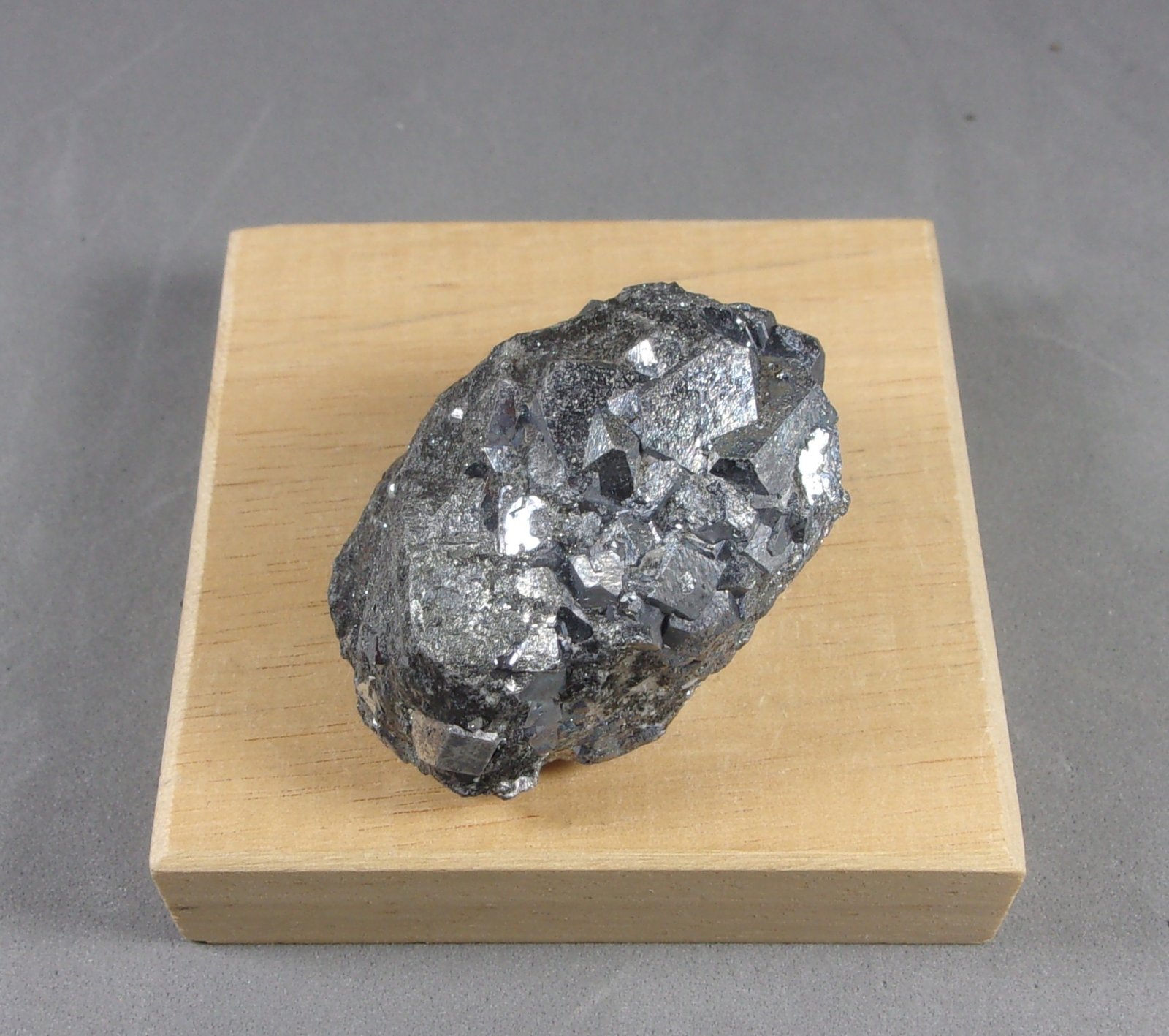 Nickelskutterudita
4,2 x 3,1 x 2,7 cm.,  100,3 g.
(Autor: J. G. Alcolea)