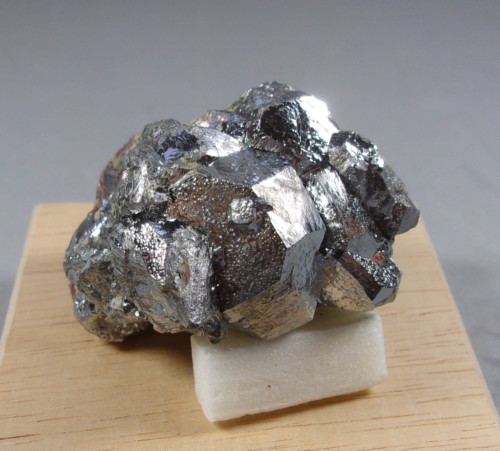Nickelskutterudita
4,2 x 3,5 x 2,3 cm.
(Autor: J. G. Alcolea)