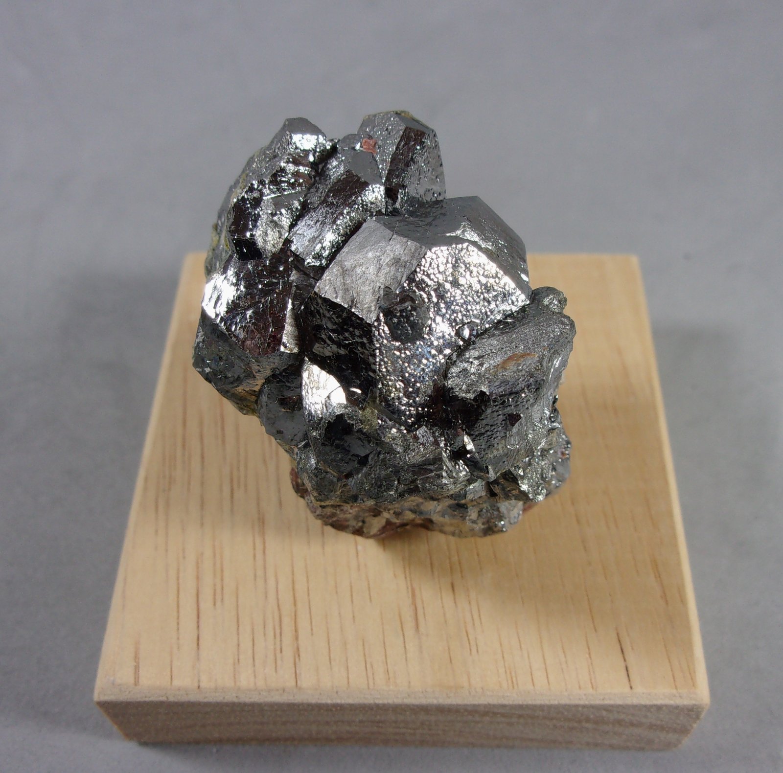 Nickelskutterudita
4,2 x 3,5 x 2,3 cm.
(Autor: J. G. Alcolea)