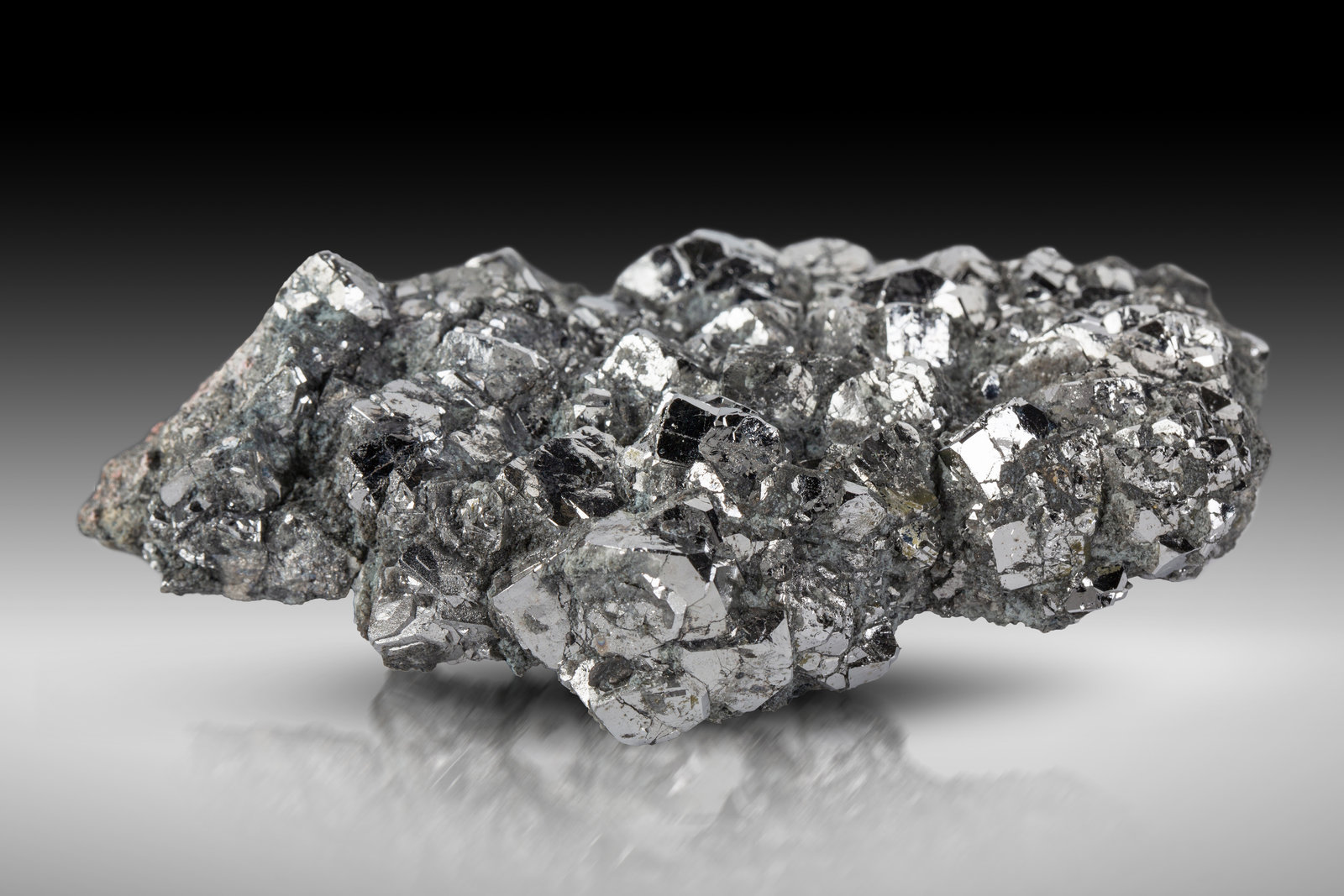 Nickelskutterudita
8.5 x 11.5 x 3.5 cm / cristal principal: 1.8 cm
(Autor: Museo MIM)