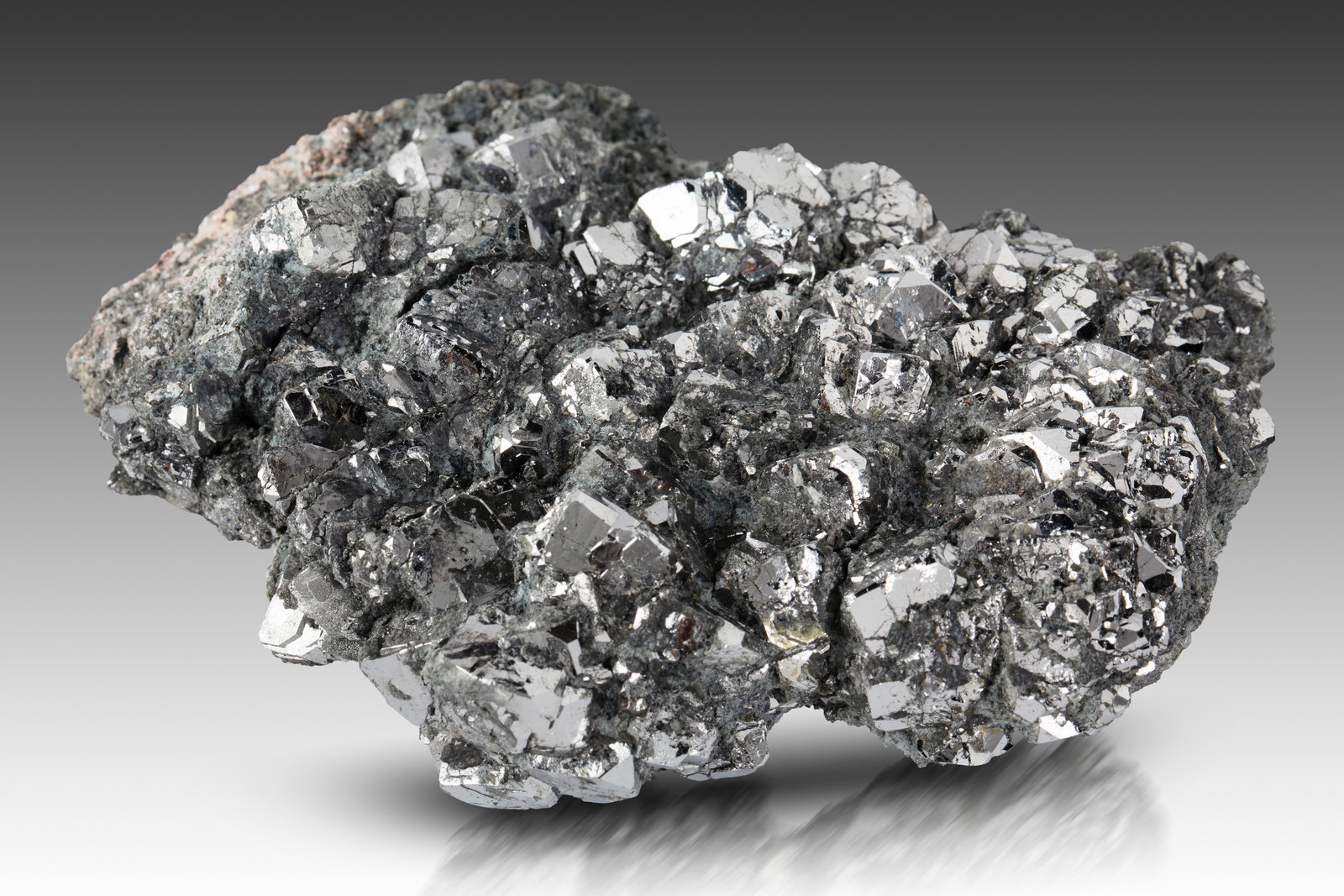 Nickelskutterudita
8.5 x 11.5 x 3.5 cm / cristal principal: 1.8 cm
(Autor: Museo MIM)