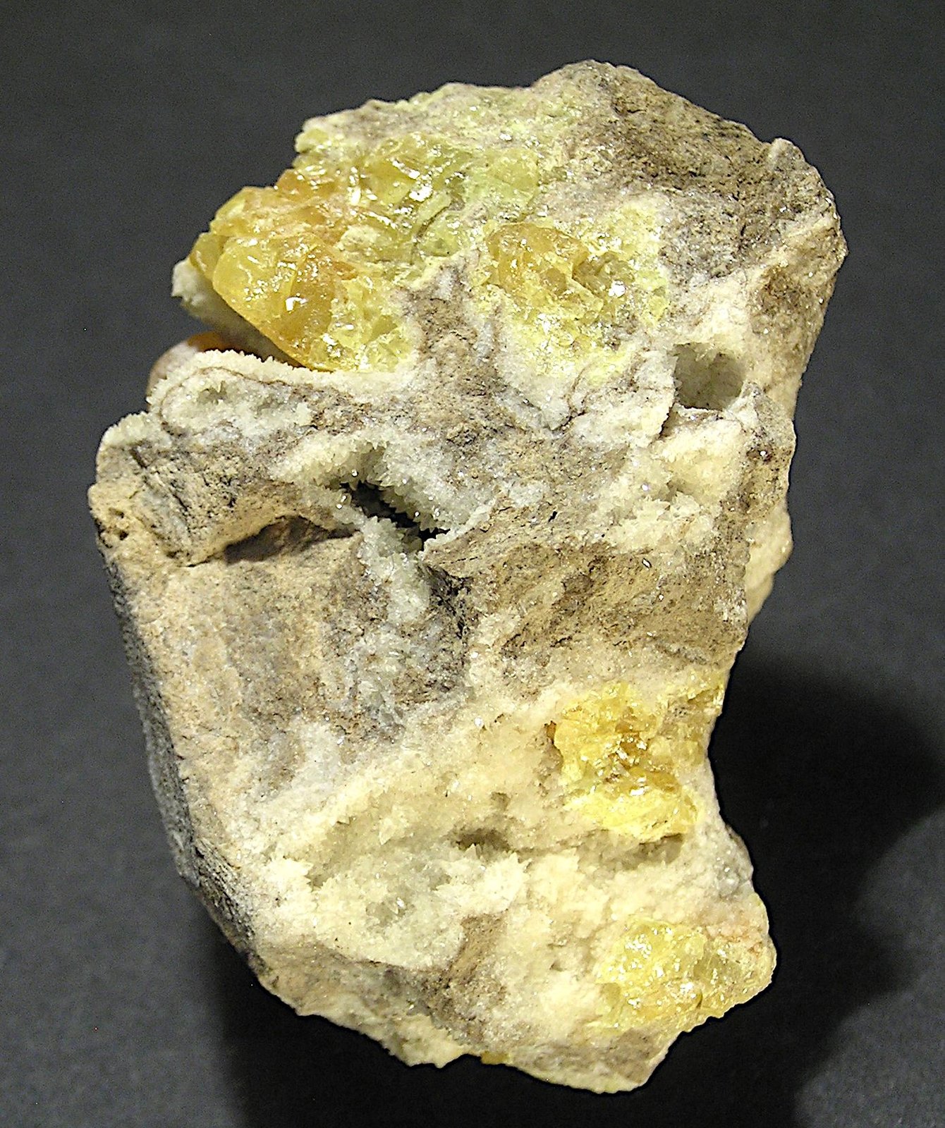 Azufre, calcita
6 x 4,5 x 3 cm
(Autor: Frederic Varela)