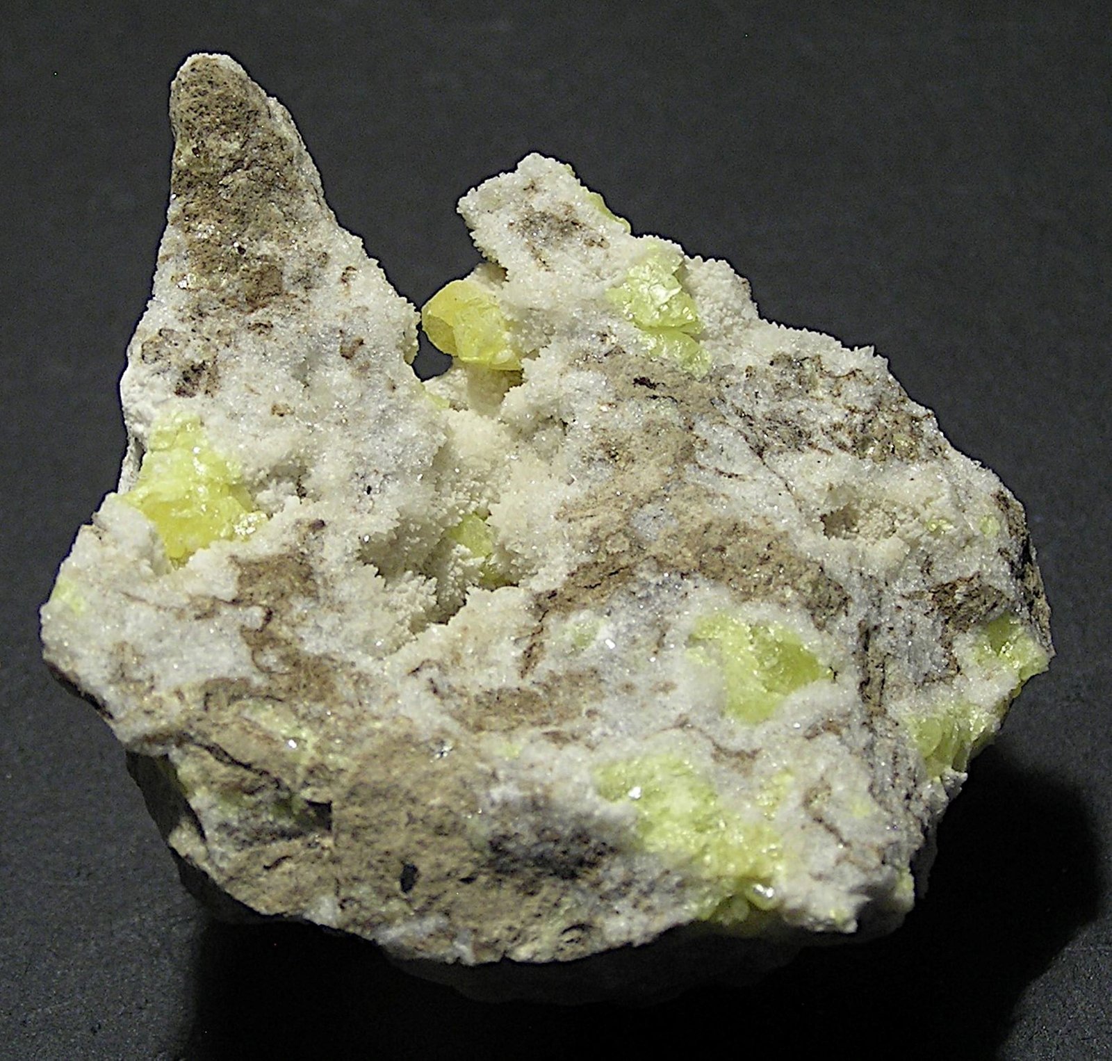 Azufre, calcita
6 x 5,3 x 2,5 cm
(Autor: Frederic Varela)