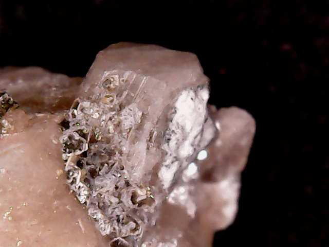 Oligoclasa
4 x 42 x 4,4 mm
(Autor: Anisio Claudio)