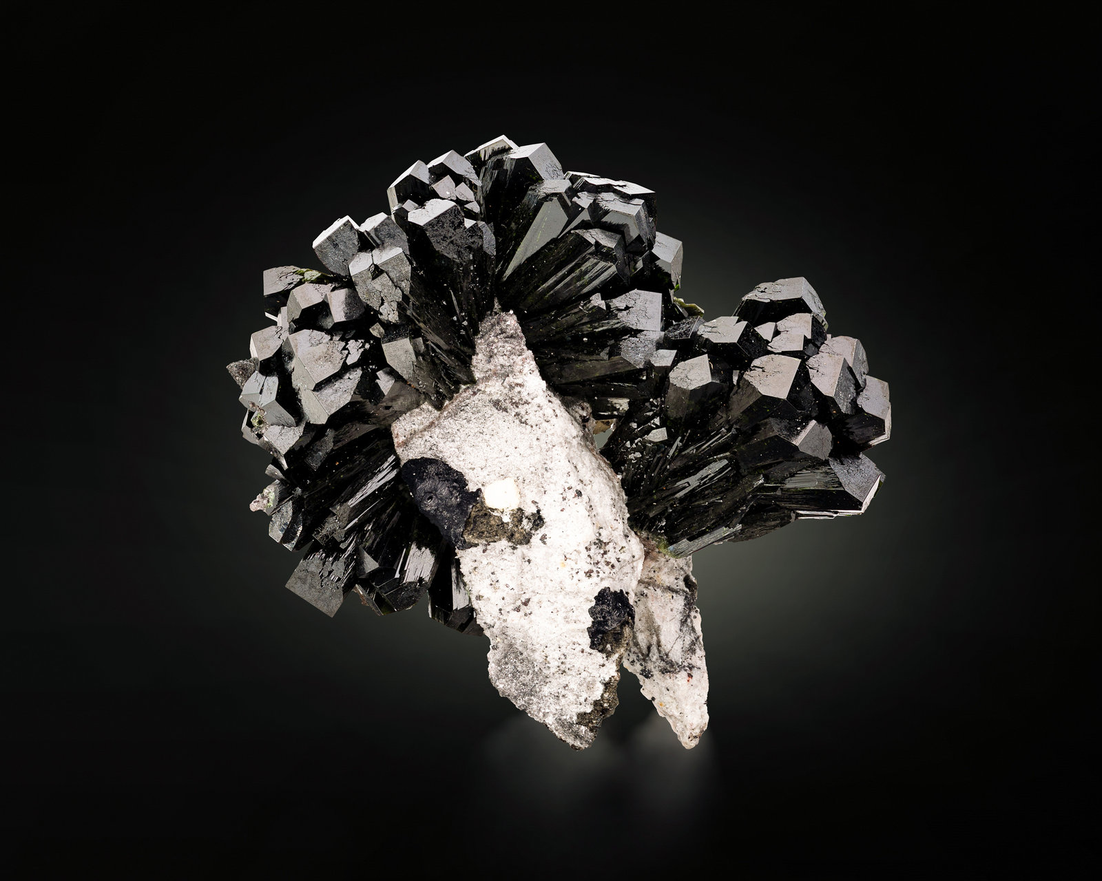 Olivenita
4.5 x 2.5 x 4.5 cm / cristal principal: 2 cm
(Autor: Museo MIM)