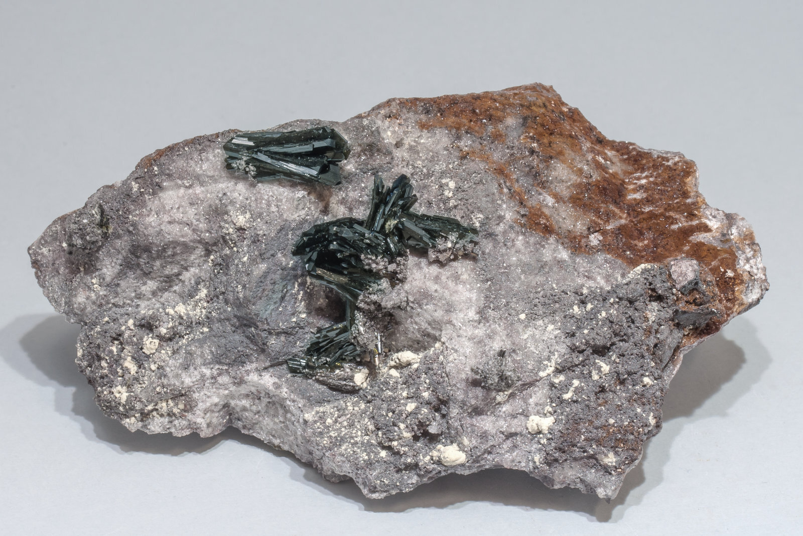 Olivenita con Cuarzo y Hydroniumjarosita
Mina Milpillas, nivel 992, Milpillas (Cuitaca), Municipio Santa Cruz, Sonora, México
9.6 × 6.4 × 4 cm
(Autor: Jordi Fabre)