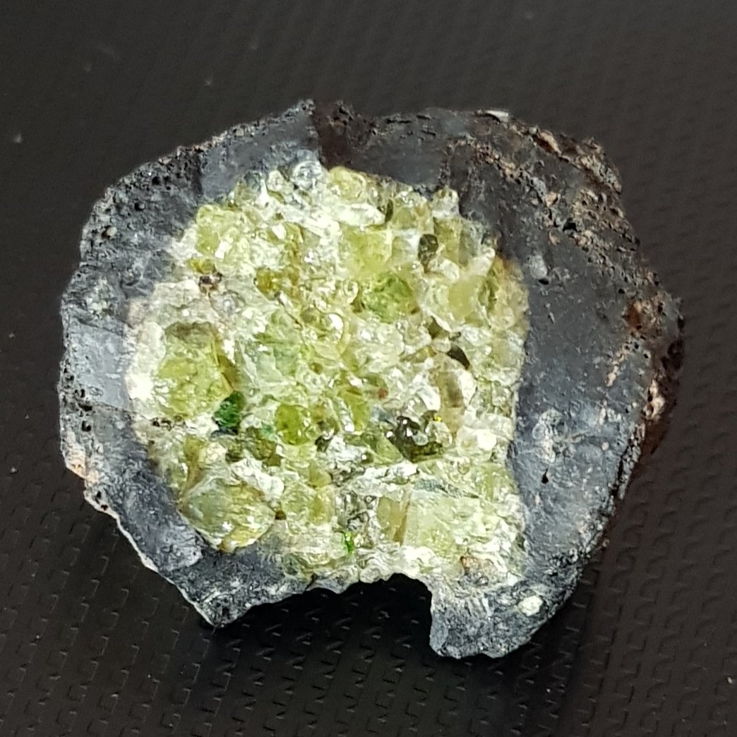 Fayalite-Forsterite Series (olivino)
3 x 3 x 2
(Autor: prudenci gatell)
