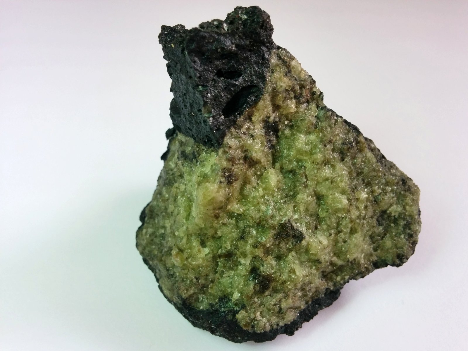 Enclave peridotítico en basalto
6 x 4 cm.
(Autor: FranHB)