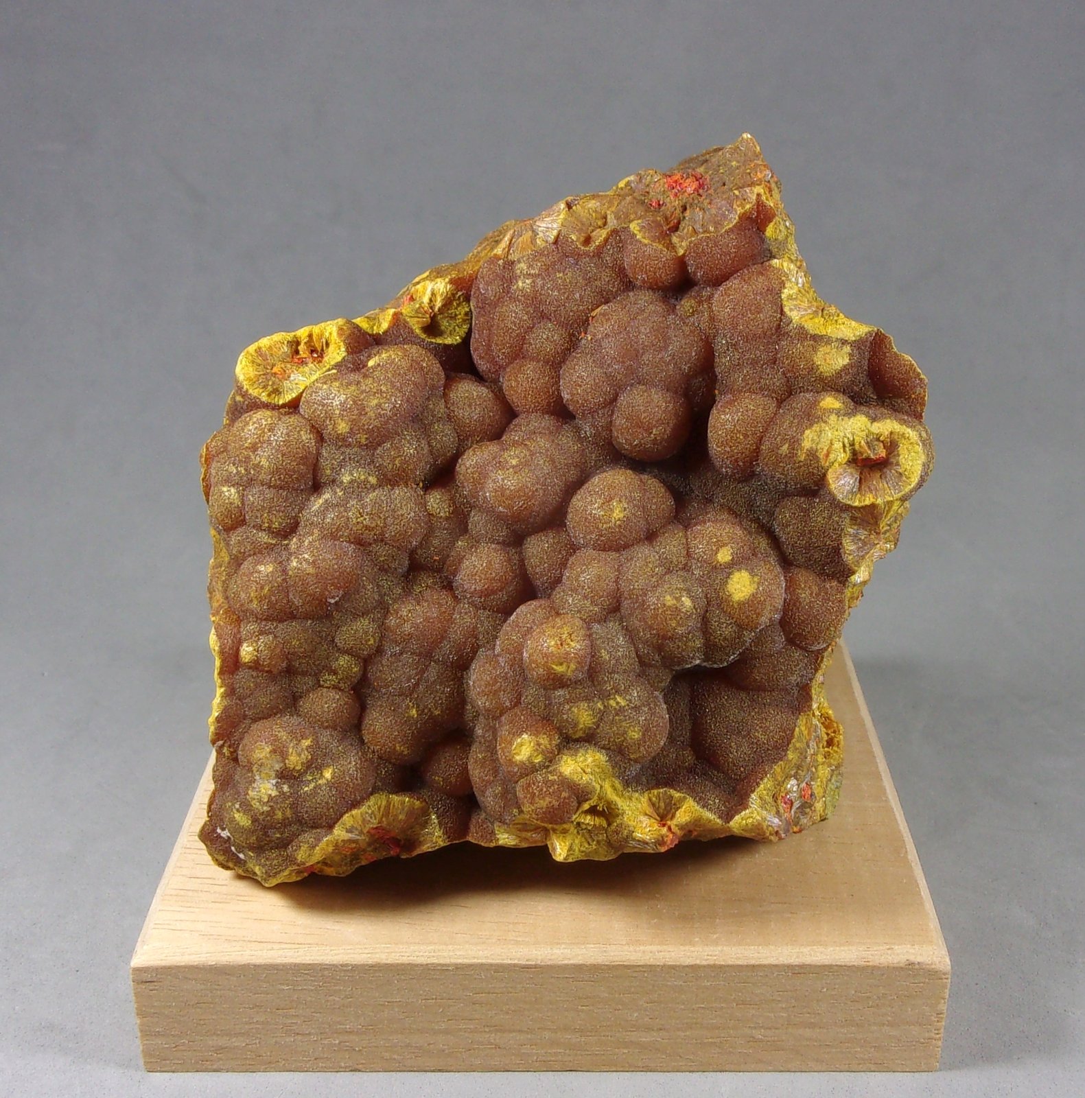 Oropimente
9 x 7,5 x 4,2 cm.
(Autor: J. G. Alcolea)