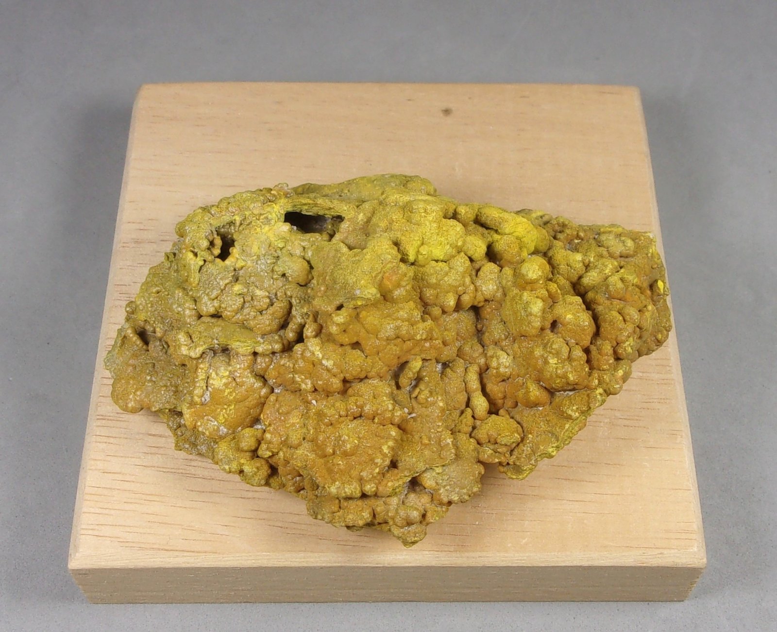 Oropimente
7,9 x 5,6 x 2,8 cm. 69,9 g.
(Autor: J. G. Alcolea)