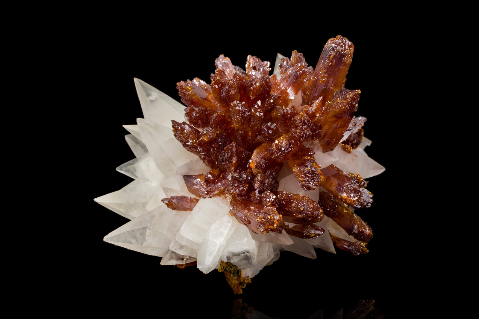 Oropimente con Calcita
10.5 x 10 x 6 cm / Cristal principal: 2.8 cm
(Autor: Museo MIM)