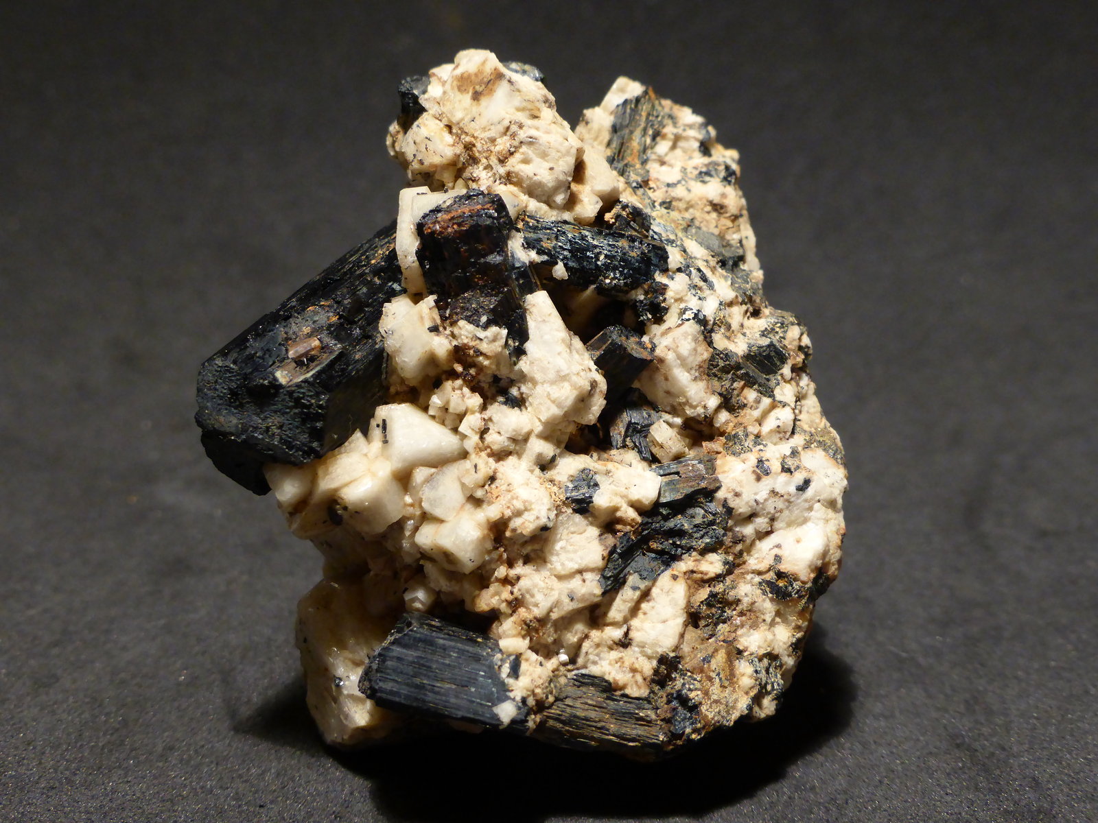 Ortoclasa, Aegirina y Zircón
5,5x4,5 cm
(Autor: Ander Ispizua Juan)