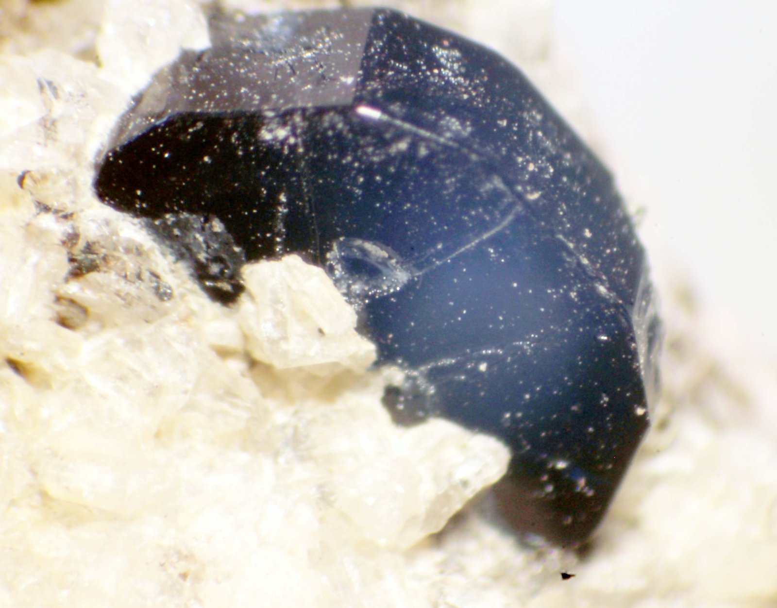 Osumilita
< 1 mm
(Autor: José Luis Zamora)