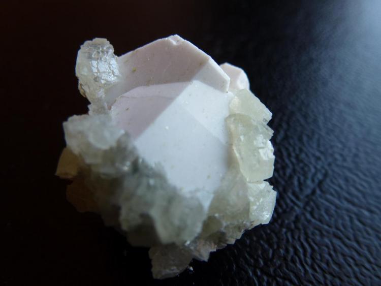 Ortoclasa y Prehnita
3 x 3 cm
(Autor: javier ruiz martin)