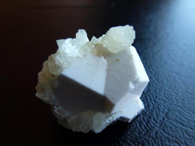 Ortoclasa y Prehnita
3 x 3 cm
(Autor: javier ruiz martin)