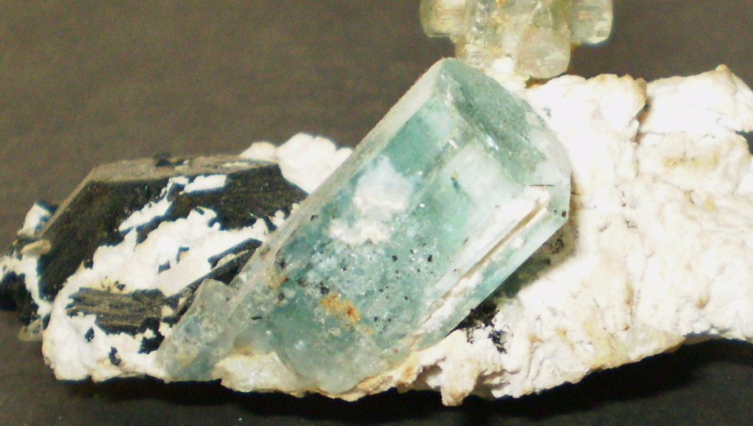 Berilo (variedad aguamarina), Chorlo y Albita
8,5 x 6 x 4,2 cm
(Autor: Juancho)