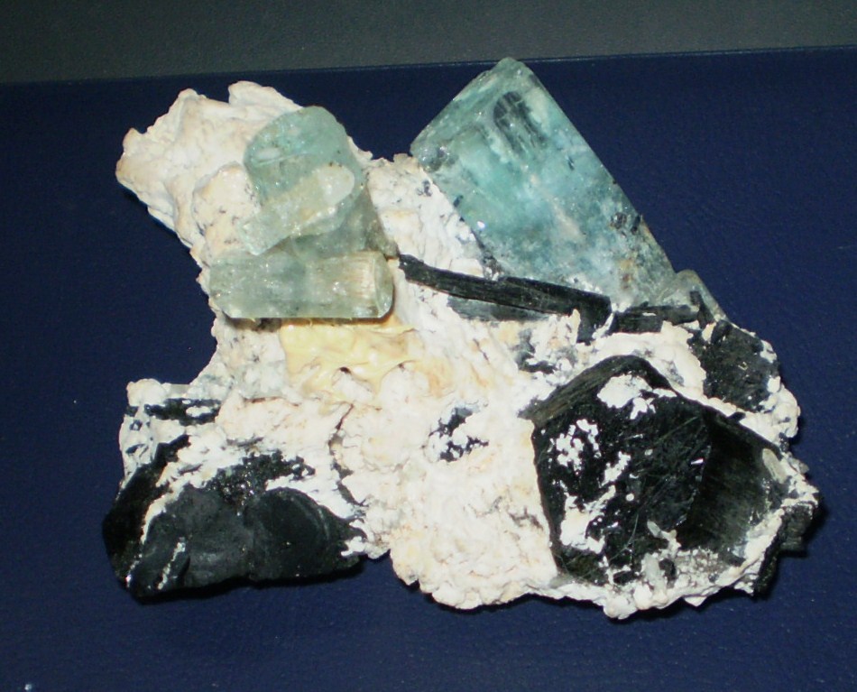 Berilo (variedad aguamarina), Chorlo y Albita
8,5 x 6 x 4,2 cm
(Autor: Juancho)