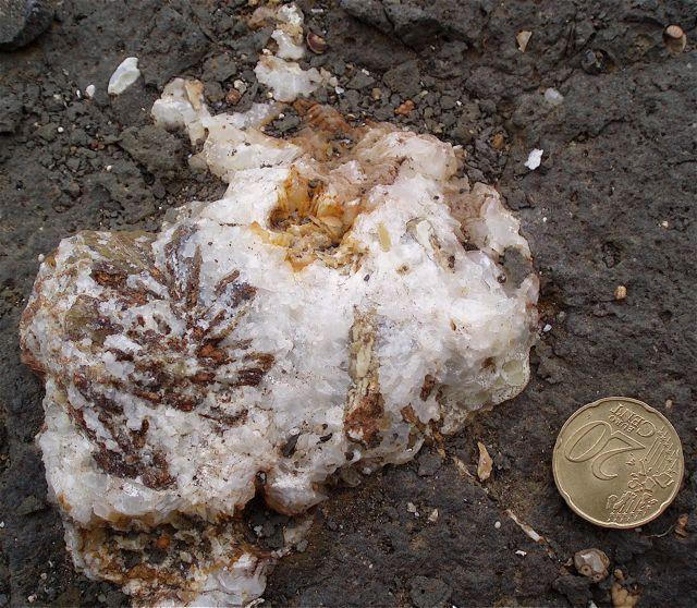 Hematites incluido en calcita
(Autor: María Jesús M.)