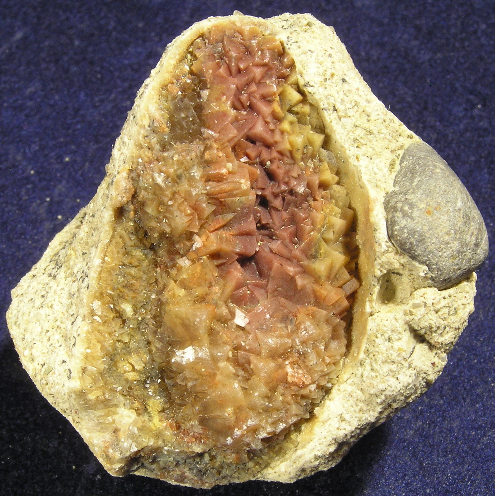 Calcita
4 x 3,5 x 2,5 cm
(Autor: Frederic Varela)