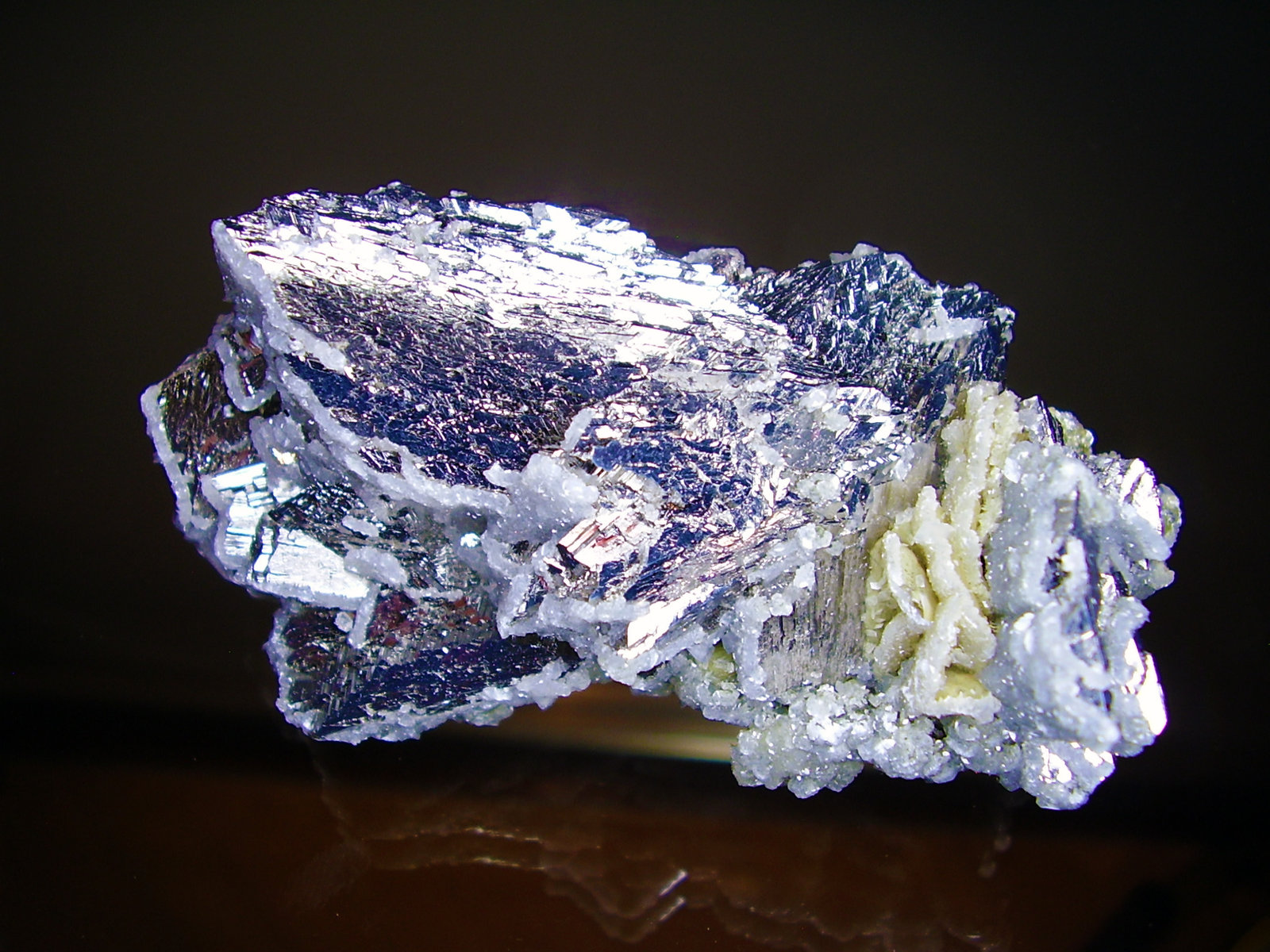 Arsenopirita, Calcita
8´5x4 cm
(Autor: geoalfon)