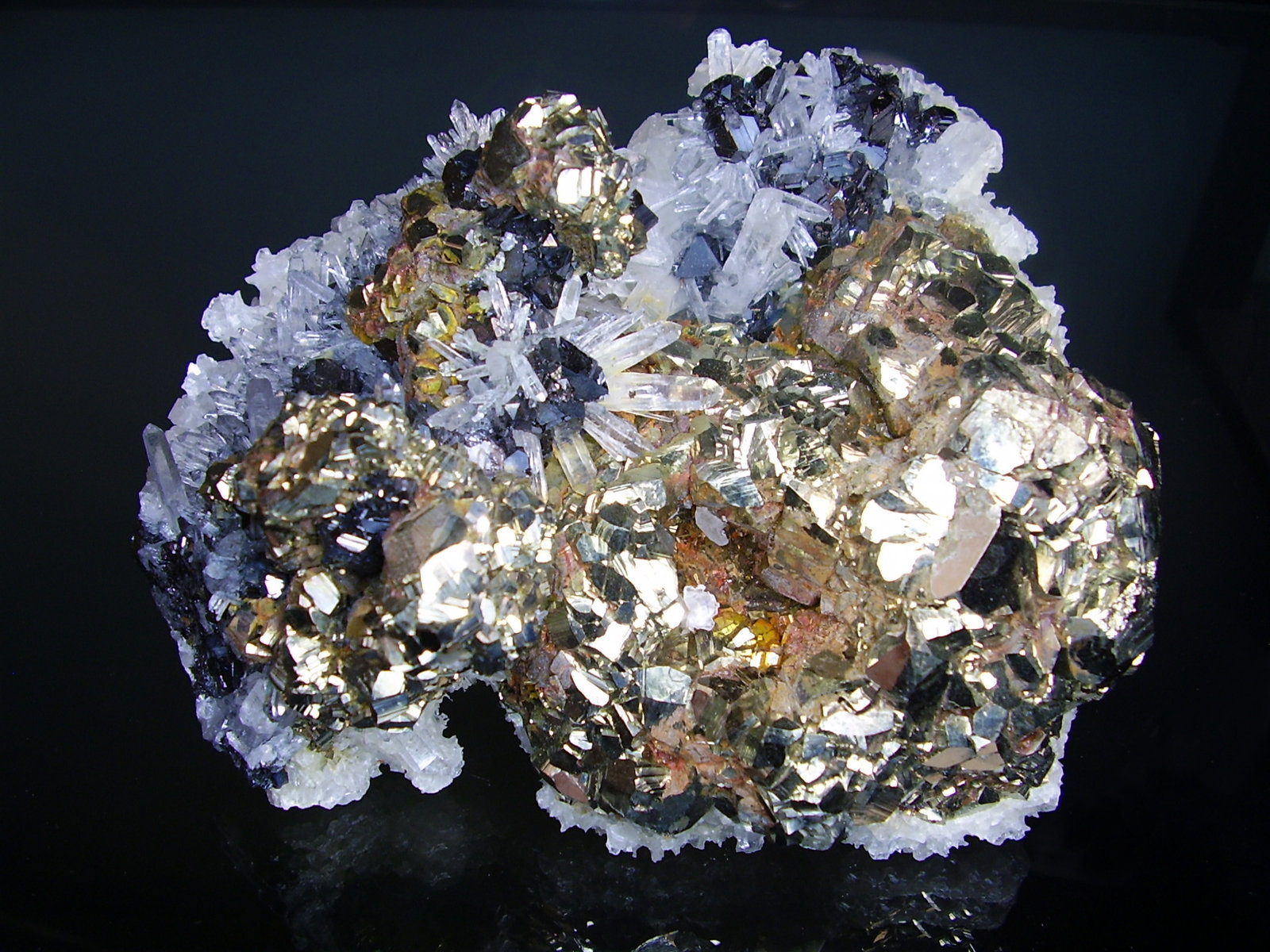 Pirita, Esfalerita, Cuarzo, Calcita
13x10 cm
(Autor: geoalfon)