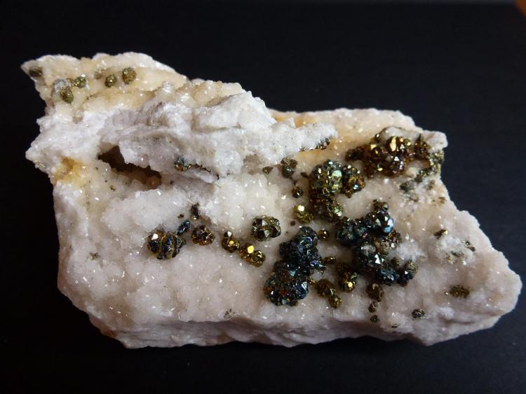 Pirita en Dolomita
10 x 6 cm. la pieza, 1 cm. el cristal mayor
(Autor: javier ruiz martin)