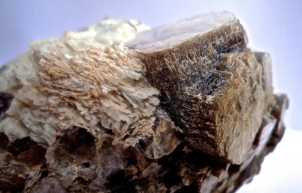 Lepidolita, Albita (variedad cleavelandita)
Ancho de imagen 5 cm
(Autor: María Jesús M.)