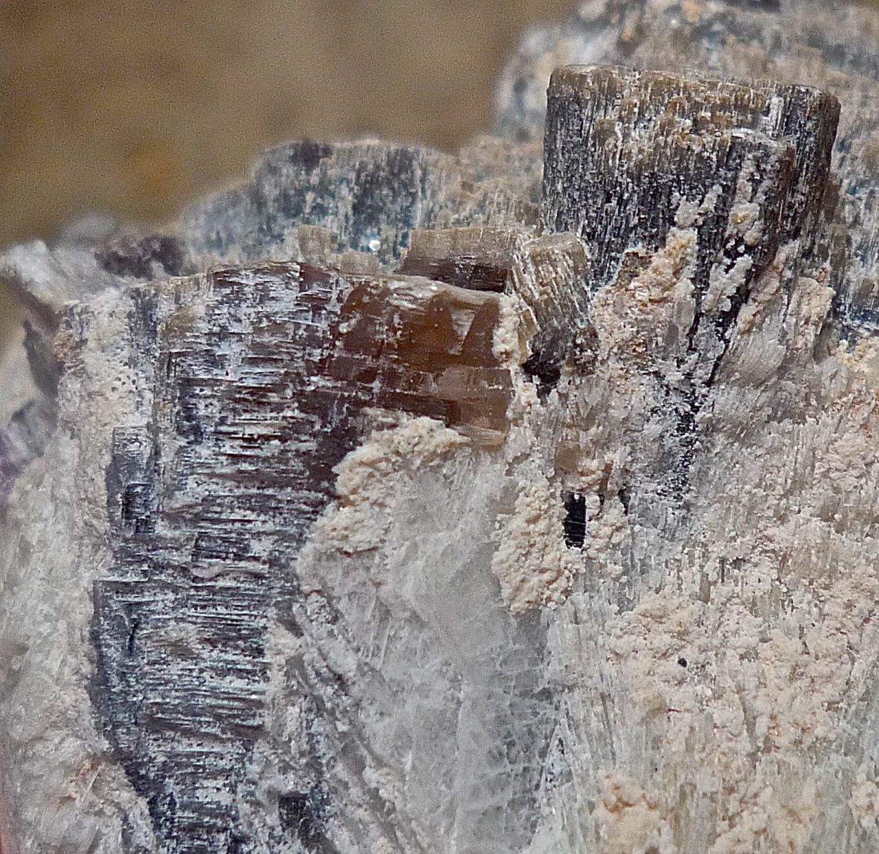 Lepidolita, Albita (variedad cleavelandita)
Ancho de imagen 3 cm
(Autor: María Jesús M.)