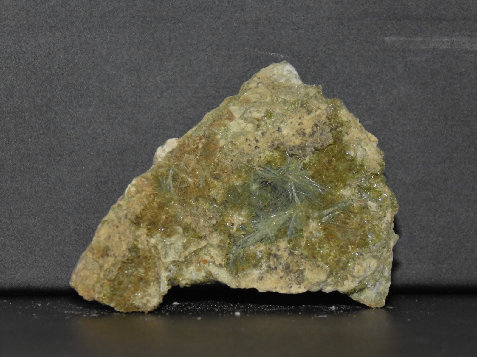 Actinolita (variedad byssolita / bisolita)
55 x 45 x 20 mm.
(Autor: Inushin)