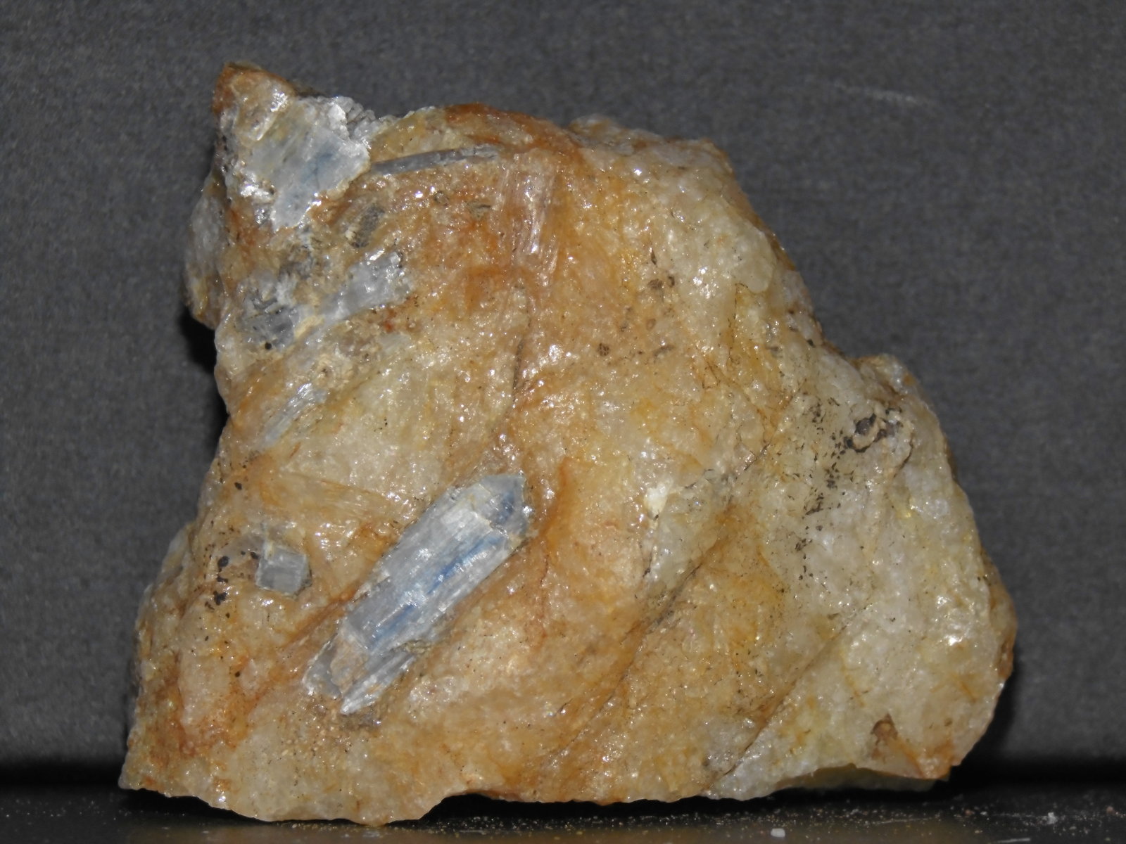 Cianita
55 x 50 x 15 mm.
(Autor: Inushin)