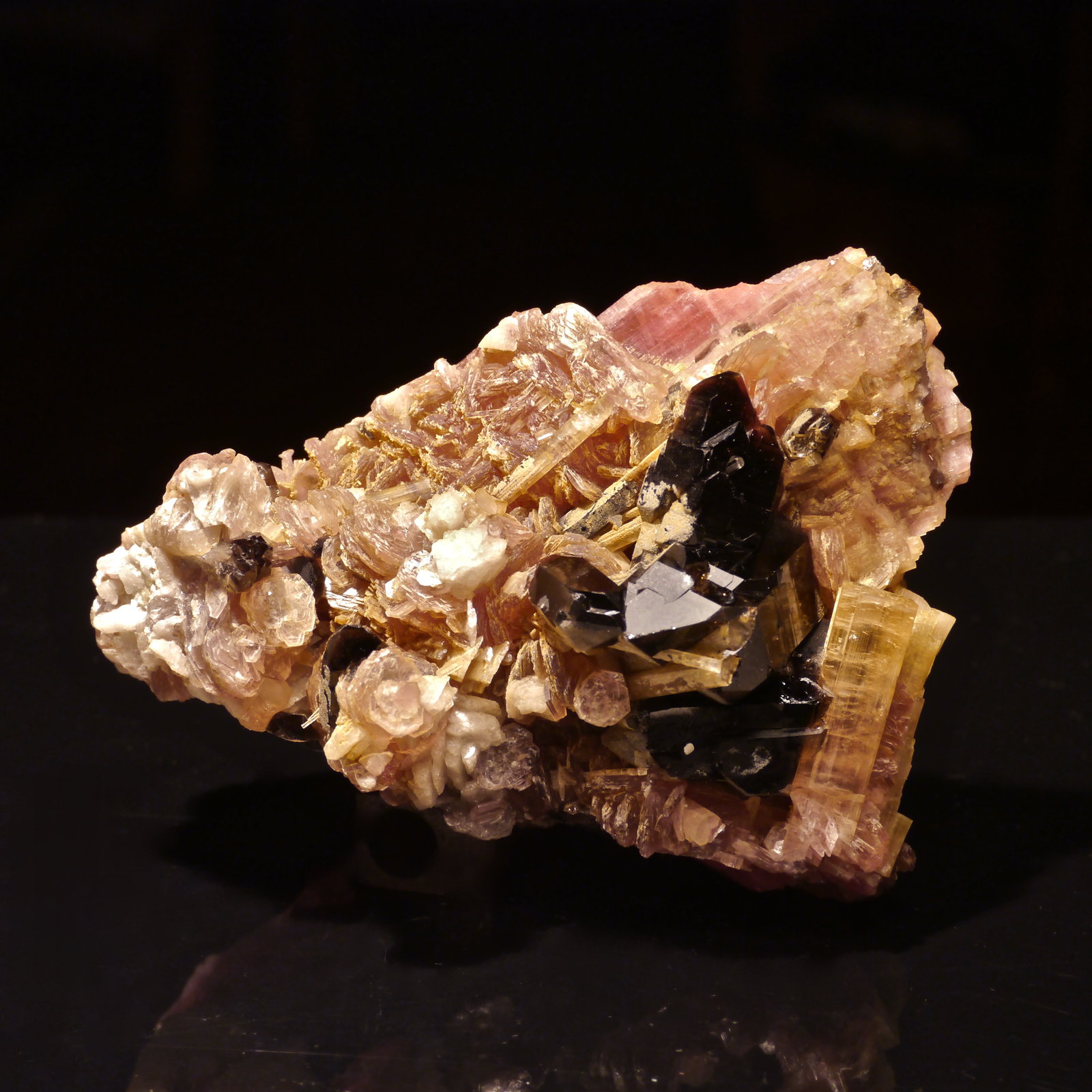 Elbaíta, lepidolita y cuarzo ahumado
10 x 6 x 5 cm
(Autor: Josele)