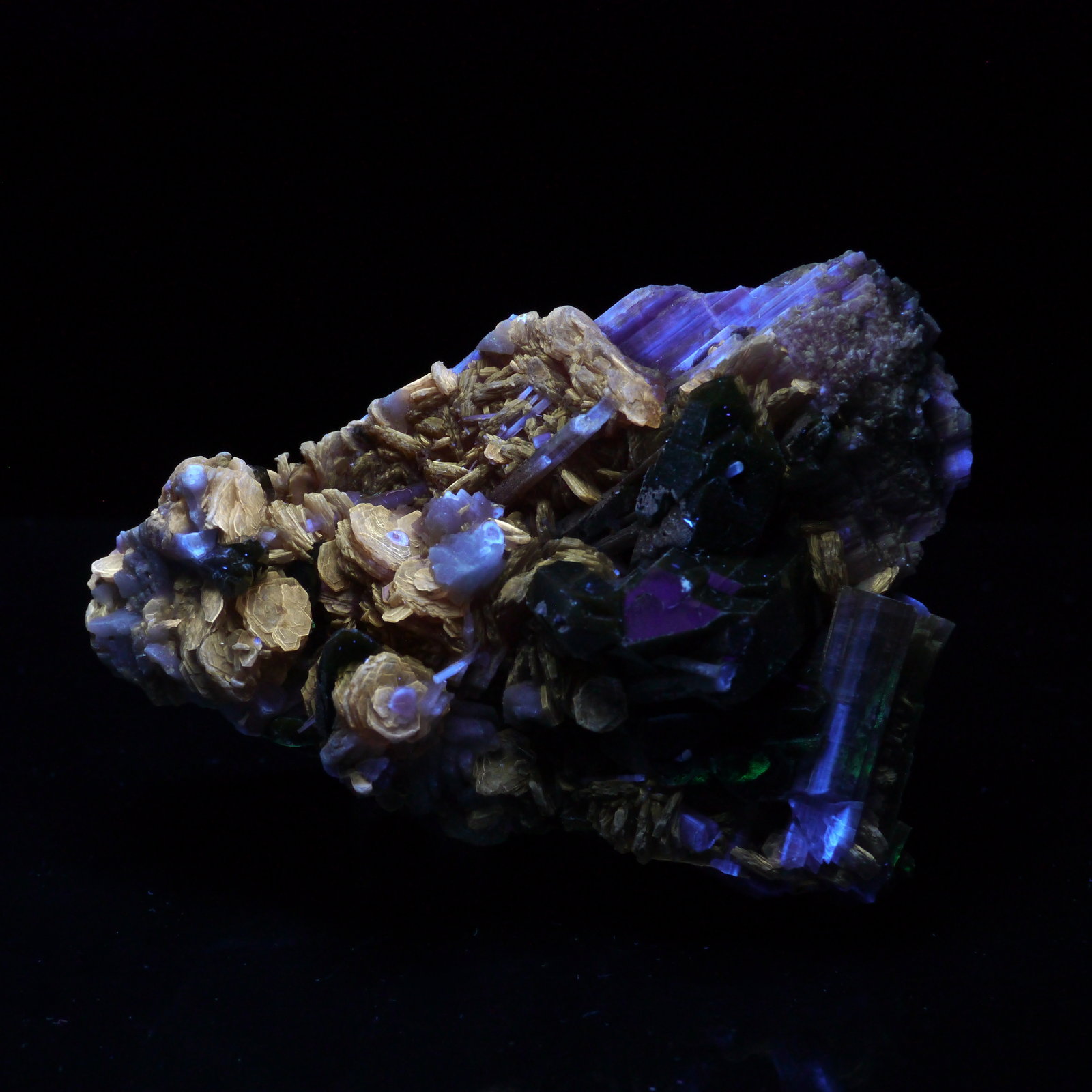 Elbaíta, lepidolita y cuarzo ahumado
10 x 6 x 5 cm
(Autor: Josele)