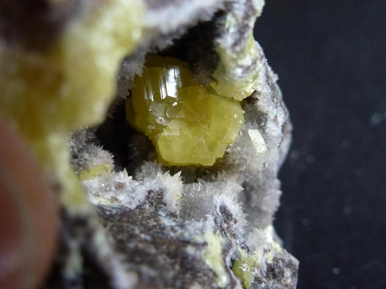 Azufre, Calcita
0,5 cm. el cristal mayor de Azufre
(Autor: javier ruiz martin)