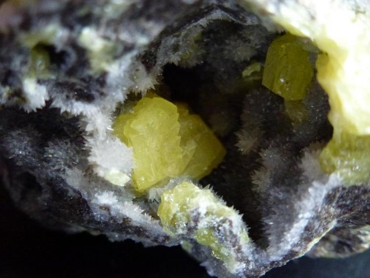 Azufre, Calcita
0,5 cm. el cristal mayor de Azufre
(Autor: javier ruiz martin)