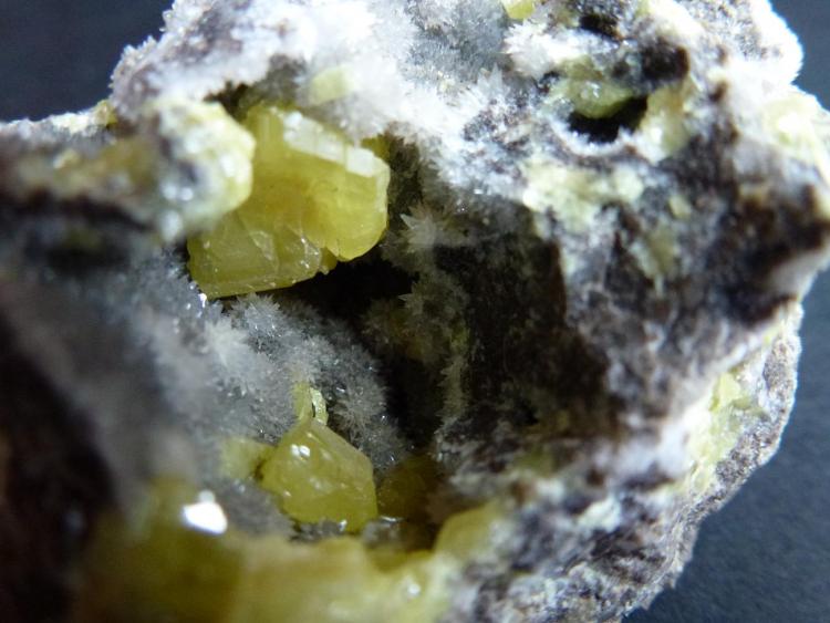 Azufre, Calcita
0,5 cm. el cristal mayor de Azufre
(Autor: javier ruiz martin)