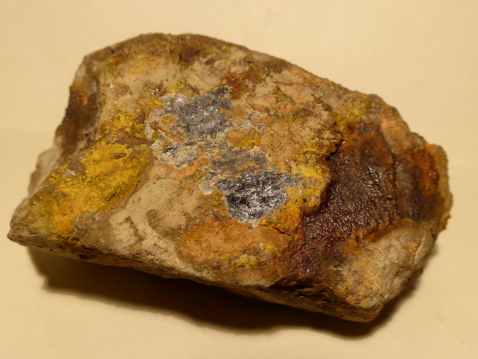 Antimonita y cervantita
8,5x4,5 cm
(Autor: Ander Ispizua Juan)