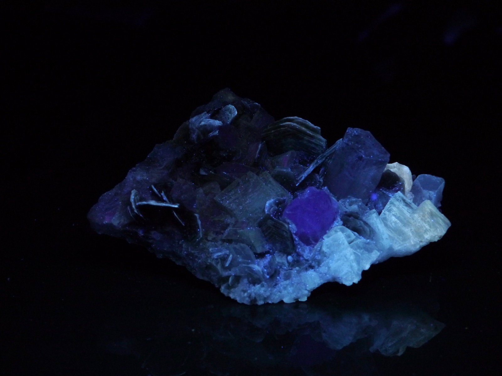 Berilo (var. aguamarina) + Fluorita + Feldespato K (var. adularia) + Muscovita
11 x 9 x 5 cm
(Autor: Josele)