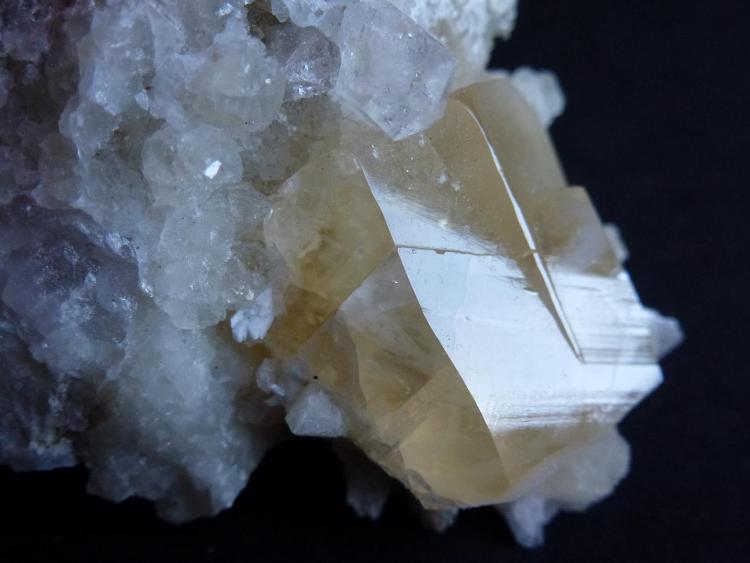 Calcita con Prehnta y otros
3 x 2 cm el cristal de Calcita
(Autor: javier ruiz martin)