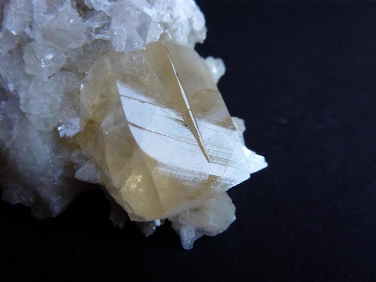 Calcita con Prehnita y otros
3 x 2 cm el cristal de Calcita
(Autor: javier ruiz martin)