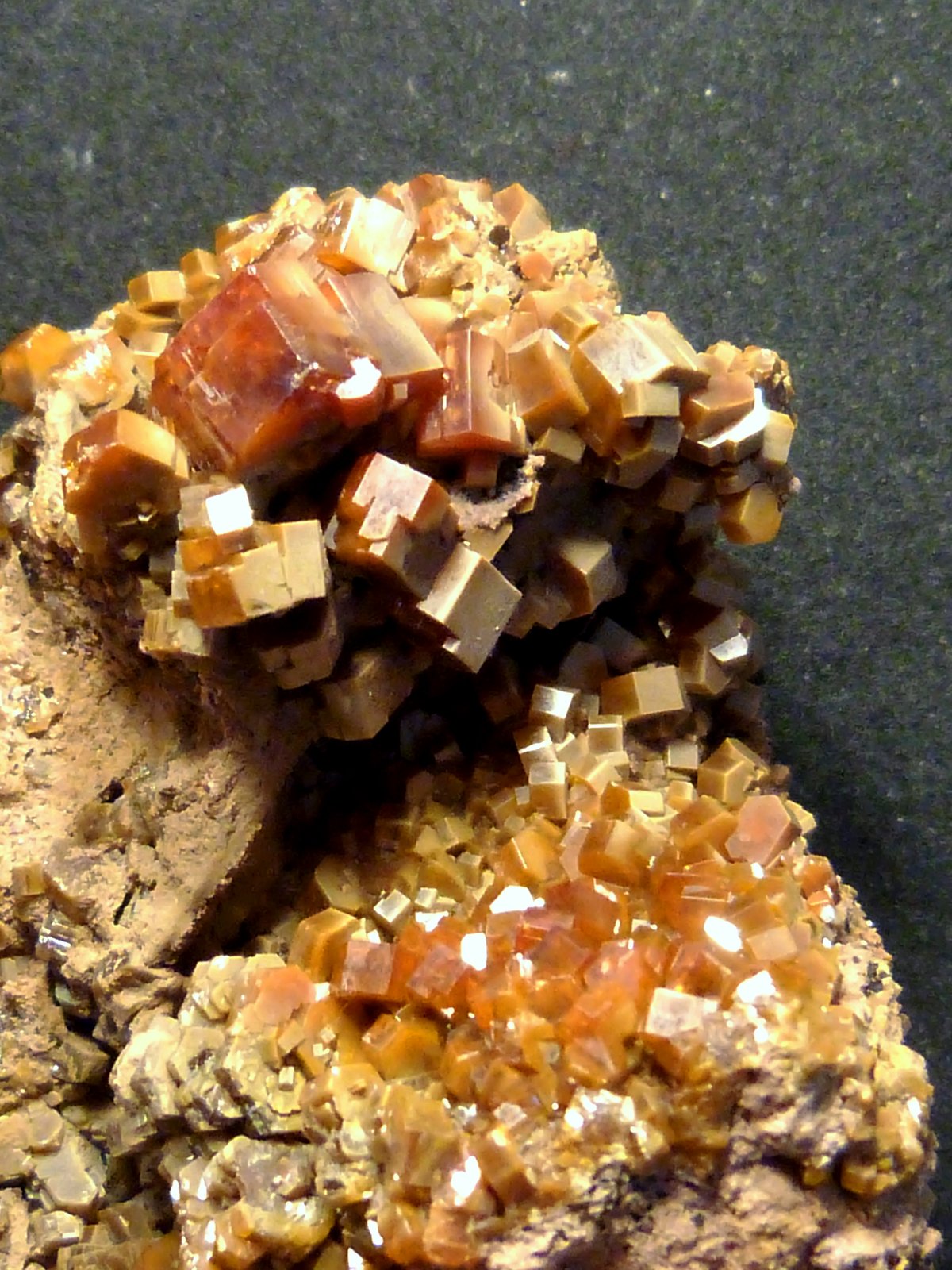 Vanadinita
4 x 8 x 5 cm.
(Autor: Felipe Abolafia)