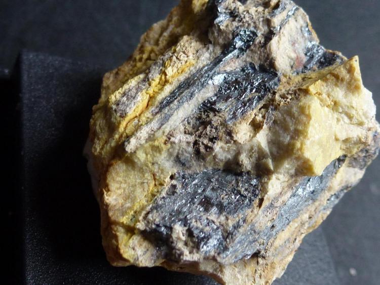 Stibnita (Estibina) y Cervantita
5 x 4 cm.
(Autor: javier ruiz martin)