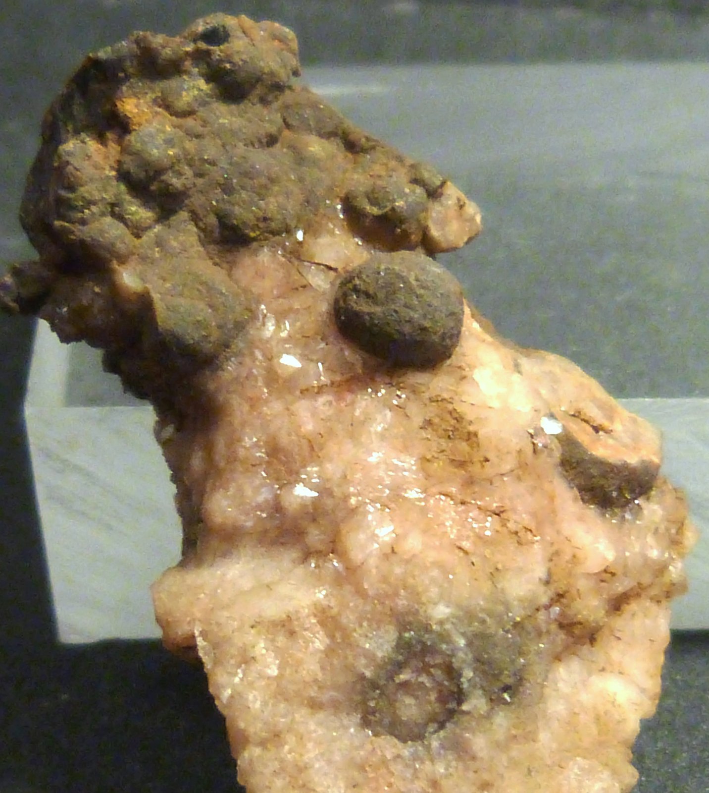 Cuarzo, variedad botroidal
4 x 2,5 x 1,5 cm.
(Autor: Felipe Abolafia)