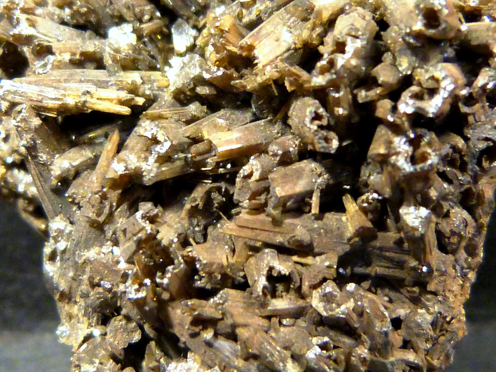 Vanadinita arsenical y descloizita
4 x 4 x 2 cm.
(Autor: Felipe Abolafia)