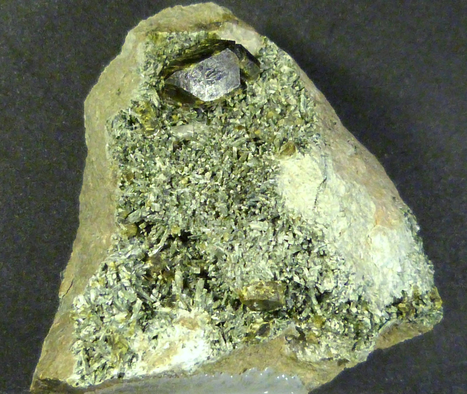 Epidota con Anfíbol (variedad uralita)
5 x 5,5 x 3 cm.
(Autor: Felipe Abolafia)