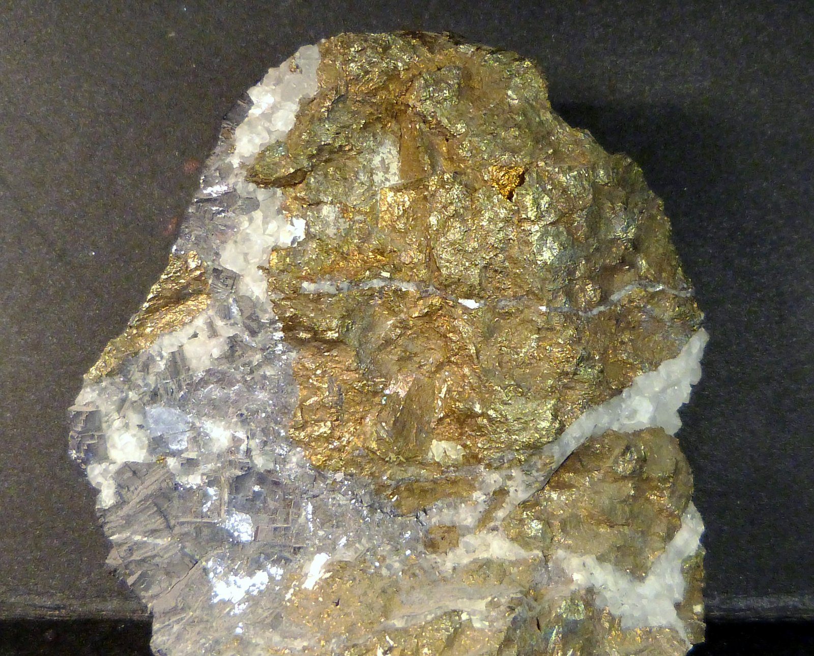 Calcopirita y galena
7 x 7 x 4 cm.
(Autor: Felipe Abolafia)