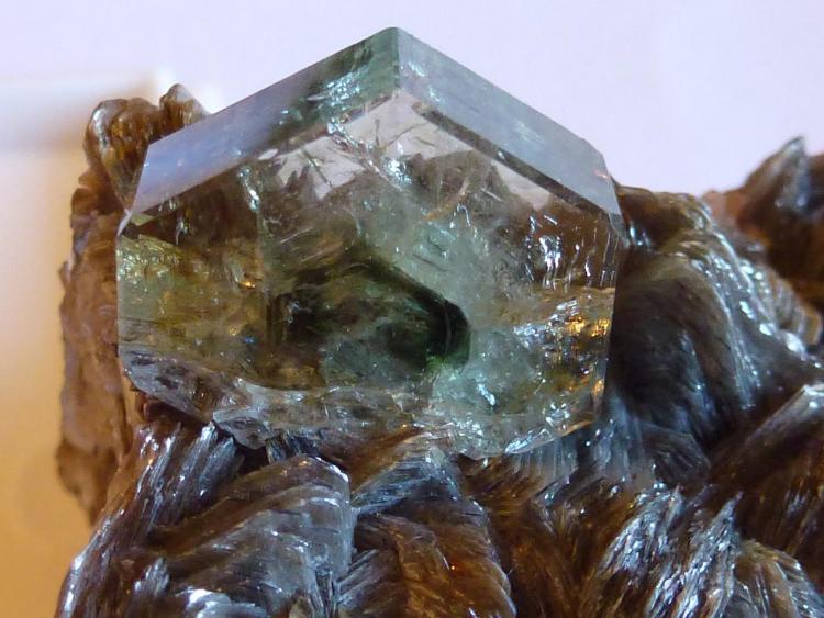 Fluorapatito, Moscovita
5 x 4 x 3 cm. El Apatito 0.5 cm.
(Autor: javier ruiz martin)