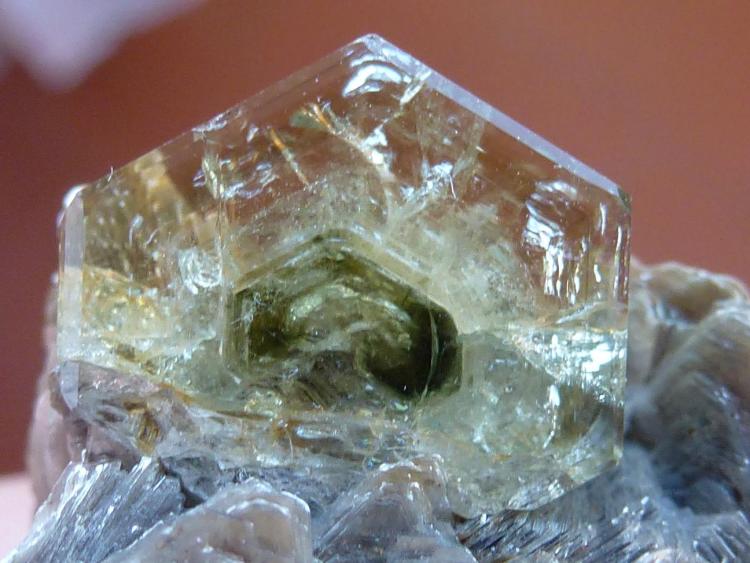 Fluorapatito, Moscovita
5 x 4 x 3 cm. El Apatito 0.5 cm.
(Autor: javier ruiz martin)
